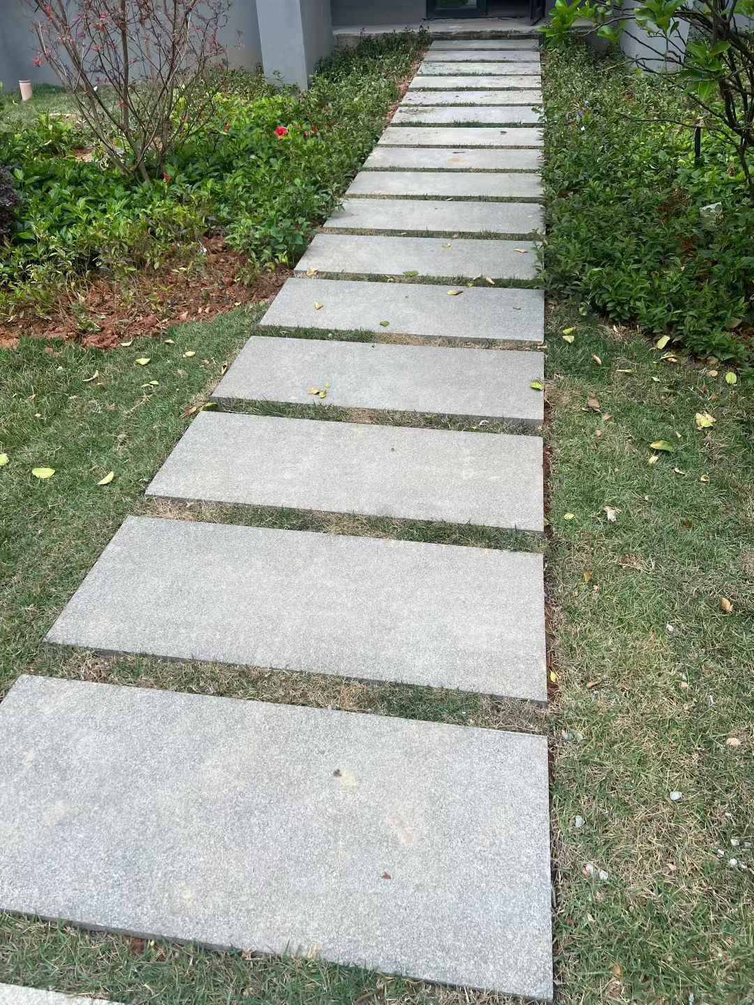 三沙 芝麻黑小区踏步、汀步石铺装效果