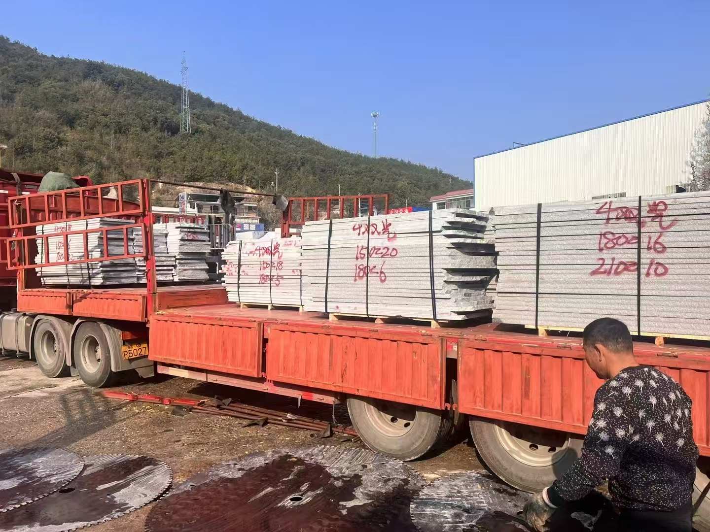 三沙 芝麻灰花岗岩光面毛板出货日常